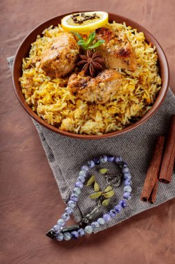 Ramazan iftarı için Halal Chicken Biryani, Top View