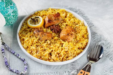 Pakistan ve Hint Tavuğu Biryani Pilavı, Beyaz Tabakta Baharat, Ramazan Yemeği