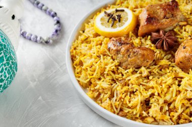 Pakistan ve Hint Tavuğu Biryani Pilavı, Beyaz Tabakta Baharat, Ramazan Yemeği