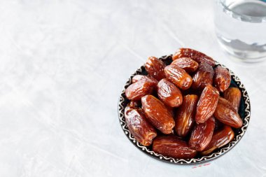 Beton Arkaplanda Meyveler ve Su Kadehi, Ramazan Şeref Konsepti, Boşluk Kopyala