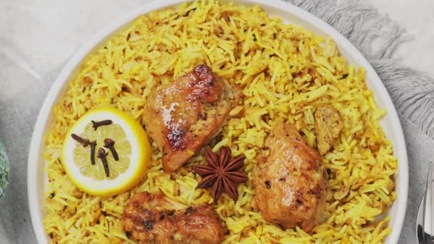 Biryani Pollo Condimentado Placa Para Ramadán Iftar Inclinación Hacia Abajo — Vídeos de Stock
