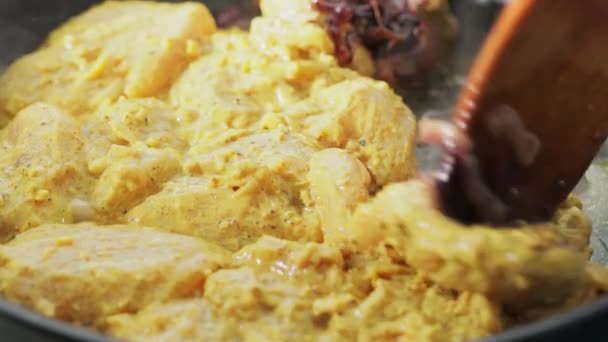 Turning Marinoitua Kanaa Puinen Spatula Valmistellessaan Chicken Biryani Intialainen Keittiö — kuvapankkivideo