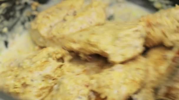 Yoğurtta Kızarmış Tavuk Ahşap Spatula Tavuk Pişirme Biryani — Stok video