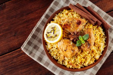 Geleneksel Hint Tavuğu Biryani ve Baharatlar Çarşaf Peçetesinde, Kopya Alanı, Üst Görünüm