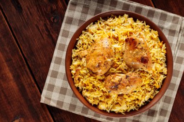 Geleneksel Hint Tavuğu Biryani ve Baharatlar Çarşaf Peçetesinde, Kopya Alanı, Üst Görünüm