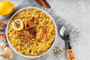 Baharatlı Tavuk Biryani, Ginger, Sarımsak ve Limonlu Beton Arkaplan, Üst Görünüm, Kopya Boşluğu