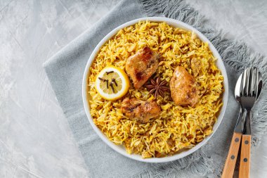 Baharatlı Tavuk Biryani, Ginger, Sarımsak ve Limonlu Beton Arkaplan, Üst Görünüm, Kopya Boşluğu