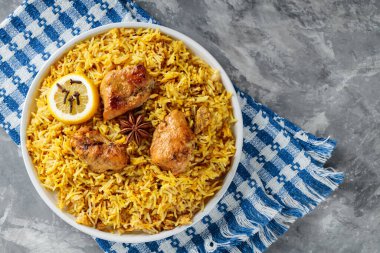 Pakistan ve Hint Tavuğu Biryani Rice ve Baharatlı Gri Arkaplan, Kopya Alanı, Top View