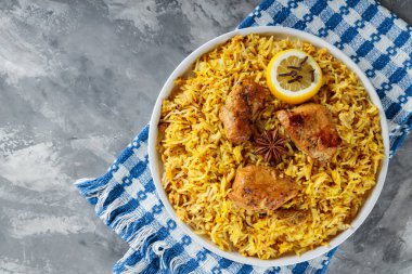 Pakistan ve Hint Tavuğu Biryani Rice ve Baharatlı Gri Arkaplan, Kopya Alanı, Top View