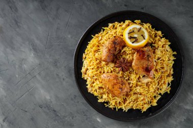 Siyah Tabakta Baharatlı Tavuk Biryani, Hint Mutfağı Konsepti, Üst Görünüm, Kopya Boşluğu