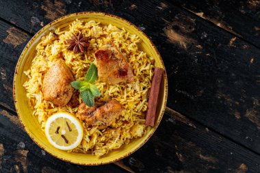 Koyu Ahşap Tahtalar, Kopya Alanı, Üst Görüş üzerine Basmati Rice 'lı Tavuk Biryani.