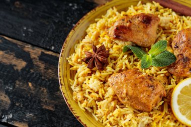 Koyu Ahşap Tahtalar, Kopya Alanı, Üst Görüş üzerine Basmati Rice 'lı Tavuk Biryani.