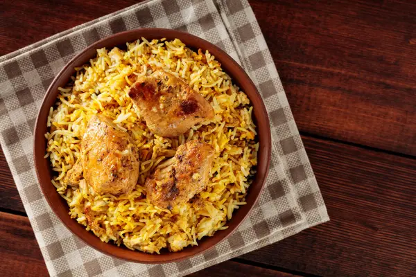 Geleneksel Hint Tavuğu Biryani ve Baharatlar Çarşaf Peçetesinde, Kopya Alanı, Üst Görünüm