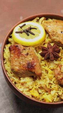 Hint Tavuğu Biryani ile Aromatik Baharatlar Bowl 'da, Panning Kamera Çekimi, Dikey Video