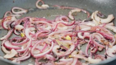 Kırmızı Soğanların Yakın Çekimi Kızgın Yağda Kızaran Tavada