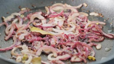Kırmızı Soğanların Yakın Çekimi Kızgın Yağda Kızaran Tavada
