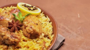 Kahverengi Arkaplanda Basmati Rice ile Hint Dili Tavuk Biryani, Kamera Çekimi