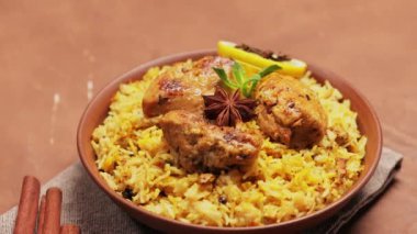 Kahverengi Arkaplanda Basmati Rice ile Hint Dili Tavuk Biryani, Kamera Çekimi