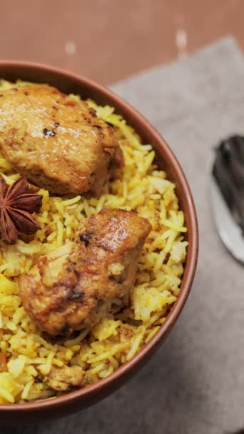 Indiska Kyckling Biryani Med Aromatiska Kryddor Skål Panorering Kamera Skott — Stockvideo