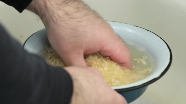Man Rinsing Rice Skål Över Kök Diskbänk Närbild Skott — Stockvideo