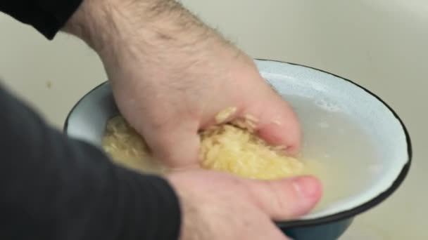 Mutfak Lavabosunun Üzerinde Pirinç Durulama Adam Yakın Çekim — Stok video