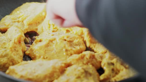 Άνθρωπος Βάζει Μαριναρισμένο Κρέας Κοτόπουλου Τηγάνι Τηγανητά Κρεμμύδια Προετοιμασία Κοτόπουλο — Αρχείο Βίντεο