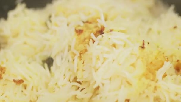 Karıştırılmış Tavuk Biryanisi Ile Tahta Spatula Karıştırılmış Pirinç Tavuk Yakın — Stok video