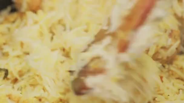 将烤鸡肉Biryani与木薯片 米饭与鸡肉混合 特写镜头搅拌在一起 — 图库视频影像