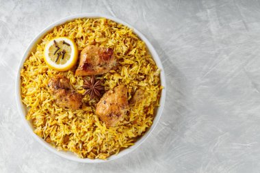 Hint Tavuk Biryani ile Basmati Rice, Star Anise, karanfil ve limon beyaz tabakta, kopyalama alanı, üst görünüm
