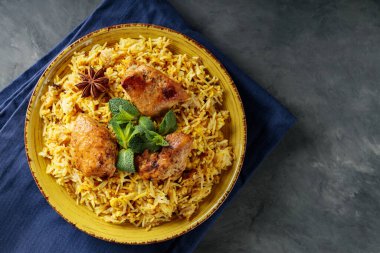 Baharatlı Biryani Tavuğu, Nane Şekeri ve Limonlu Karanlık Arkaplan, Boşluğu Kopyala