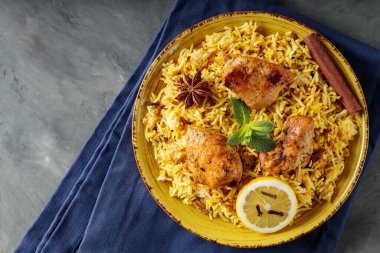 Baharatlı Biryani Tavuğu, Nane Şekeri ve Limonlu Karanlık Arkaplan, Boşluğu Kopyala