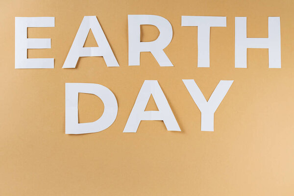 Текст Дня Земли на бежевом фоне, Концепция окружающей среды Всемирный день Земли, скопировать пространство