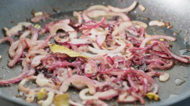 Cızırdayan Kırmızı Soğanların Yakın Çekimi Kızaran Tavada Yağda Kızartılıyor