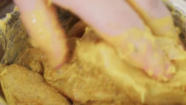 남자는 소시판에서 닭고기를 마리네이트 Biryani 클로즈업 — 비디오