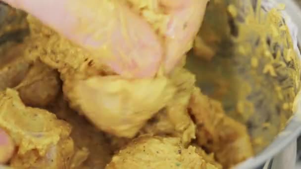 男子在平底锅里腌制鸡肉 准备印度菜鸡 特写镜头 — 图库视频影像