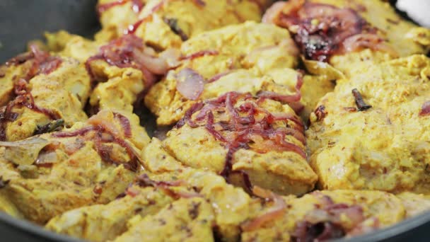 Κοτόπουλο Biryani Προετοιμασία Μαριναρισμένο Κρέας Και Κρεμμυδάκια Στο Τηγάνι Τηγανίσματος — Αρχείο Βίντεο
