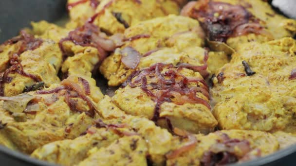 Bereiding Van Chicken Biryani Met Gemarineerd Vlees Uien Koekenpan Close — Stockvideo