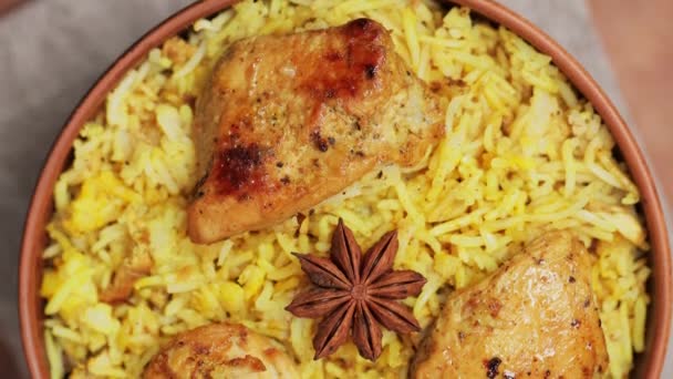 印度香料鸡肉伯亚尼与明星茴香在碗 时髦的印度和巴基斯坦食物 倾斜下来相机运动 — 图库视频影像