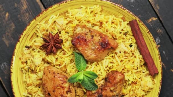 インド チキン ビリーニ 黄色いプレートのスパイス トレンド インドとパキスタンの料理 トップビュー — ストック動画