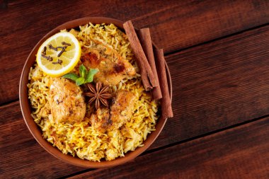 Baharatlı Aromatik Tavuk Biryani ve Clay Bowl 'da Tahta Tahta Tahtalar, Kopya Alanı, Üst Görüş