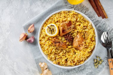 Basmati Rice ve Concrete, Copy Space, Top View içerikli Hint Dili Tavuk Biryani.