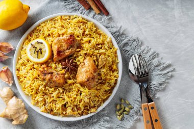 Basmati Rice ve Concrete, Copy Space, Top View içerikli Hint Dili Tavuk Biryani.