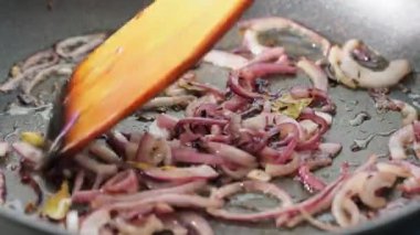 Kavurucu Kırmızı Soğanlar Tavada Cızırdıyor Tahta Spatula ile, Yakın Çekim
