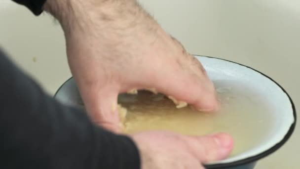 Man Rinsing Och Stirring Rice Köket Diskbänk Närbild Skott Ris — Stockvideo