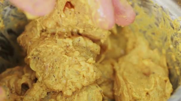 男子在平底锅里腌制鸡肉 准备印度菜鸡 特写镜头 — 图库视频影像