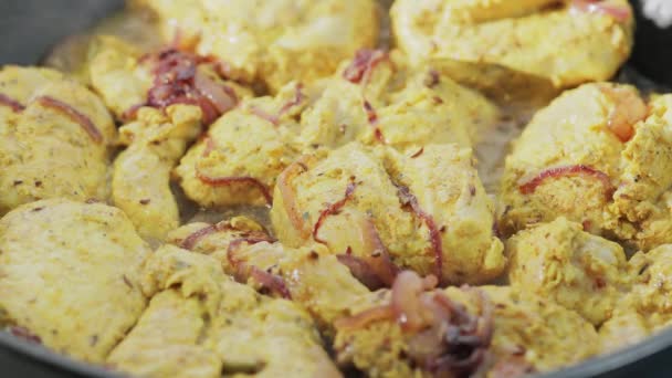 チキンマリネ肉と玉ねぎはフライパン チキンビリヤニの準備で揚げられています — ストック動画