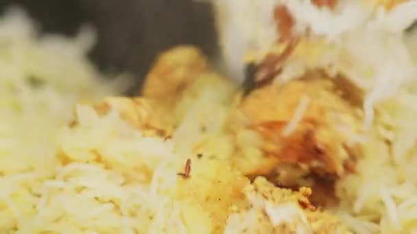 将烤鸡肉Biryani与木薯片 米饭与鸡肉混合 特写镜头搅拌在一起 — 图库视频影像
