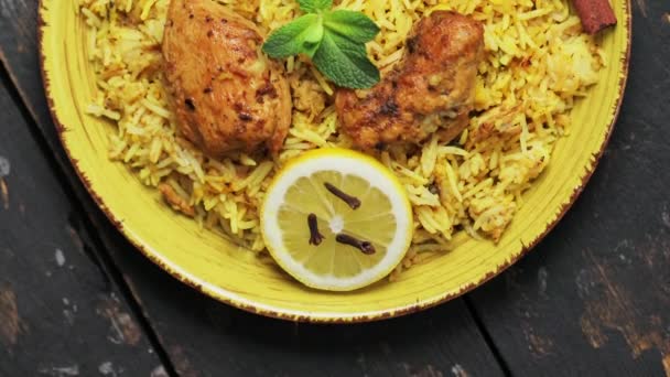 Ινδικό Παραδοσιακό Ρύζι Μπιριάνι Κοτόπουλο Μπαχαρικά Στο Κίτρινο Πιάτο Κοντινό — Αρχείο Βίντεο