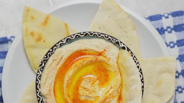 Kikkererwt Hummus Bowl Met Pita Chips Paprika Top View — Stockvideo