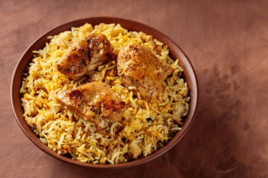 Hint Geleneksel Tavuk Biryani Pirinci Kahverengi Arkaplan Kâsesinde, Anlaşıldı Uzay
